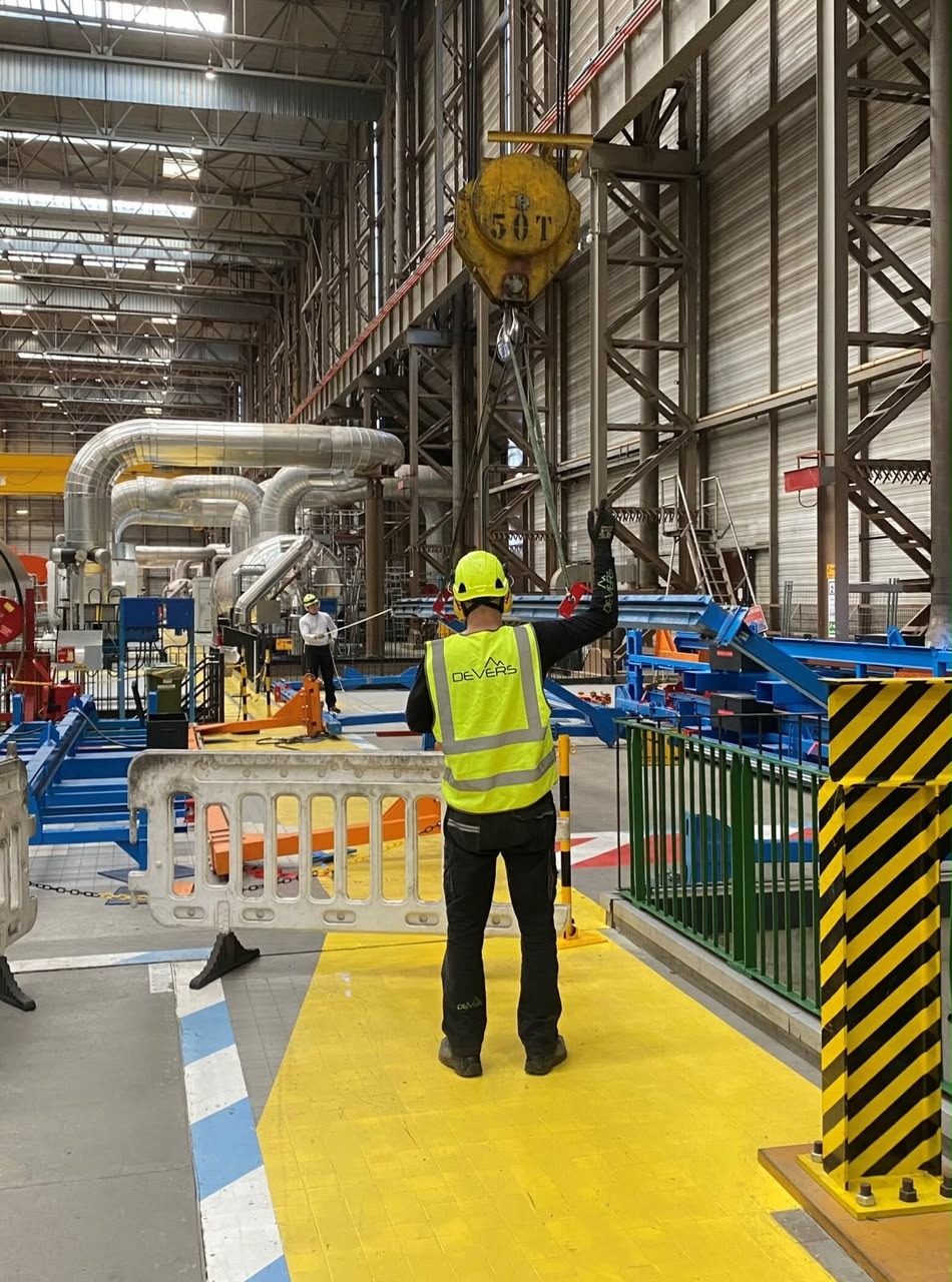 Opération de levage dans un atelier industriel